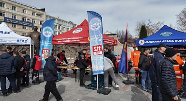 Kayseri Büyükşehir’den Deprem Haftası’nda Cumhuriyet Meydanı’nda Afet Bilinci Etkinliği