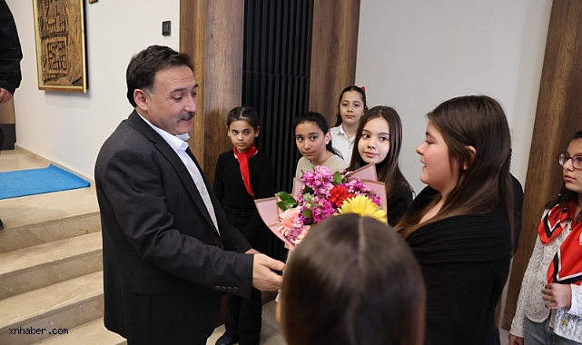 Kayseri’de İstiklal Marşı Heyecanı! Vali Gökmen Çiçek Birincileri Makamında Ağırladı