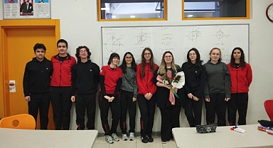 Kayseri’de Öğrencilerden Duygulandıran Jest: Öğretmenlere Gül Takdim Edildi