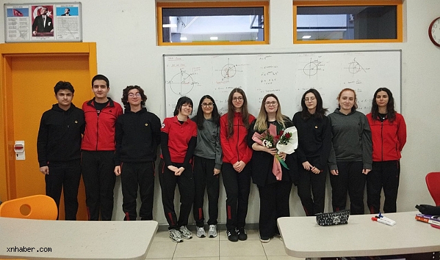 Kayseri’de Öğrencilerden Duygulandıran Jest: Öğretmenlere Gül Takdim Edildi