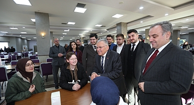 Memduh Büyükkılıç, ERÜ Öğrencileriyle İftar Sofrasında Buluştu