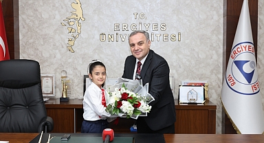 ERÜ’de çocuk rektör iş başında: Emine Defne dekanları arayıp bilgi aldı!