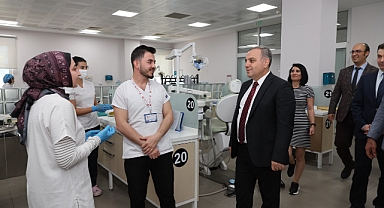 ERÜ Rektörü Prof. Dr. Fatih Altun’dan Diş Hekimliği Fakültesi’ne Çıkarma: Yeni Ek Bina İncelendi