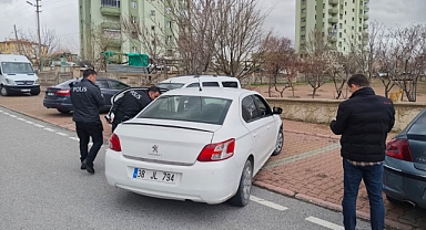 Kayseri’de Aileler Arasında Silahlı Kavga: 2 Araç Kurşunlandı