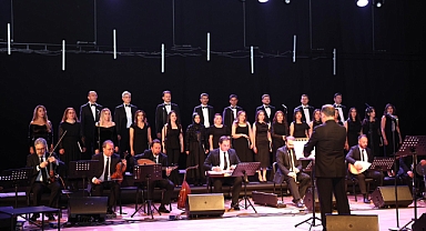 Kayseri’de Avukatlar Günü’ne Özel Konser: Cübbelerini Bırakıp Sahneye Çıktılar