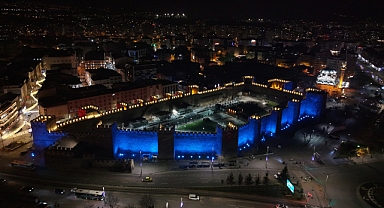 Kayseri’de Otizm Farkındalığına Mavi Işık: Saat Kulesi ve Kale Maviye Büründü