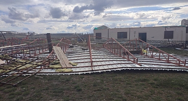 Kayseri’de Şiddetli Fırtına: Pınarbaşı’nda Evlerin Çatıları Uçtu