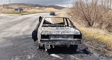 Kayseri-Niğde Yolunda Seyir Halindeki Otomobil Alev Aldı: Araç Kül Oldu