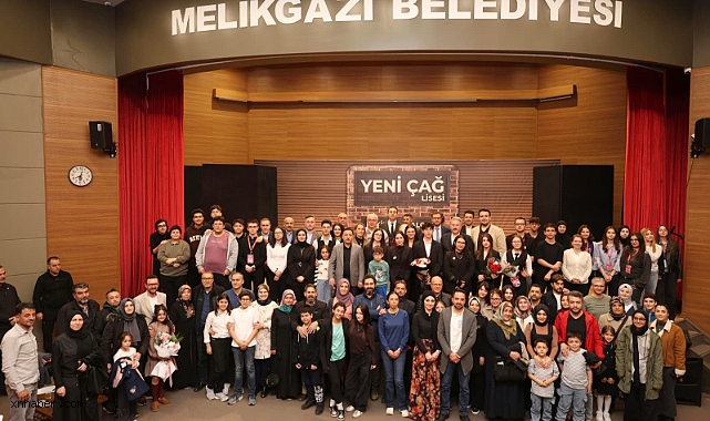Mektep Melikgazi öğrencilerinden sahnede büyük başarı: Tiyatro oyunu ayakta alkışlandı