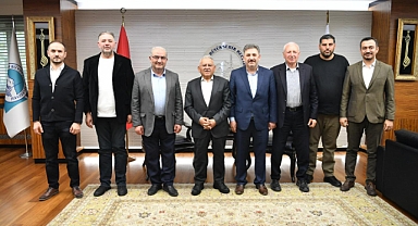 Memduh Büyükkılıç’a Ziyaret Yoğunluğu: Kayseri’de İstişare Trafiği Dikkat Çekti