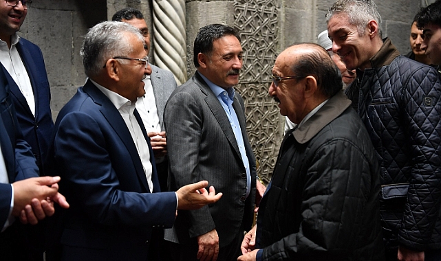 Başkan Büyükkılıç, bayram sabahında vatandaşlarla bayramlaştı