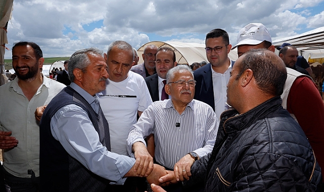 Başkan Büyükkılıç, Erkilet kurban pazarında sıkı pazarlığa katıldı