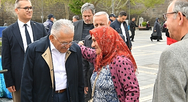 Büyükkılıç Tramvayda Vatandaşlarla Buluştu: Samimi Yolculuk Dikkat Çekti