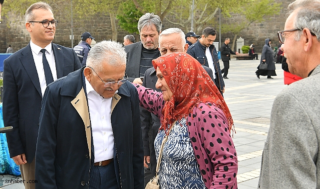 Büyükkılıç Tramvayda Vatandaşlarla Buluştu: Samimi Yolculuk Dikkat Çekti