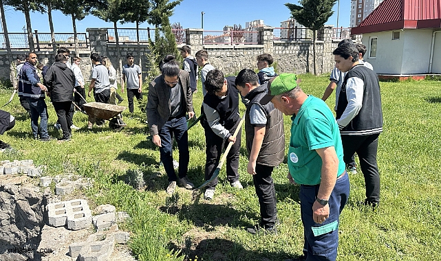 Kayseri’de Öğrencilere Yeşil Dokunuş: Okul Bahçesi Lavanta ve Güllerle Yenilendi