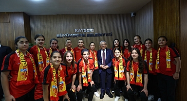 Kayseri Kadın Futbol Takımı Süper Lig’e Yükseldi: Başkan Büyükkılıç’tan Tebrik Mesajı
