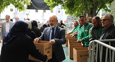 Kocasinan’da Domates Fidesi Yoğunluğu: 300 Bin Kök Fide Dakikalar İçinde Dağıtıldı