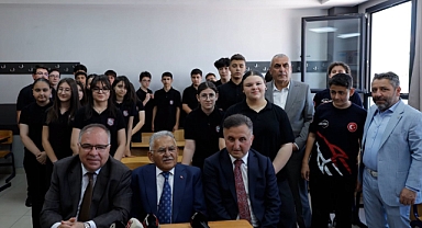 Başkan Büyükkılıç Öğrencilerin Karne Sevincine Ortak Oldu: Kaybis Talebine Anında Talimat