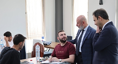 Başkan Çolakbayrakdar'dan Sınav Öncesi Gençlere Moral Ziyareti