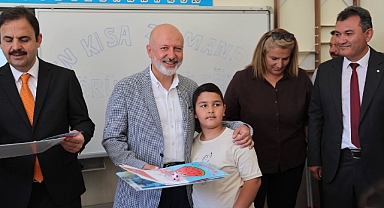 Başkan Çolakbayrakdar Öğrencilerin Karne Sevincine Ortak Oldu