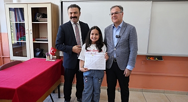 Başkan Özdoğan, Hacılar'da Karne Sevincini Öğrencilerle Paylaştı