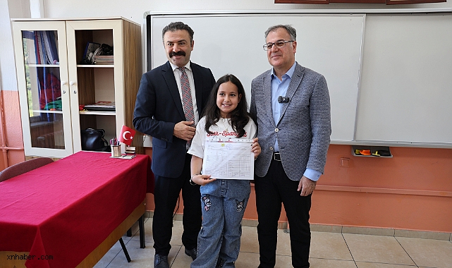 Başkan Özdoğan, Hacılar'da Karne Sevincini Öğrencilerle Paylaştı