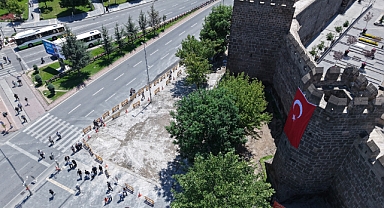 CUMHURİYET MEYDANI'NDA YENİLEME MESAİSİ: ÇALIŞMALAR ARALIKSIZ SÜRÜYOR