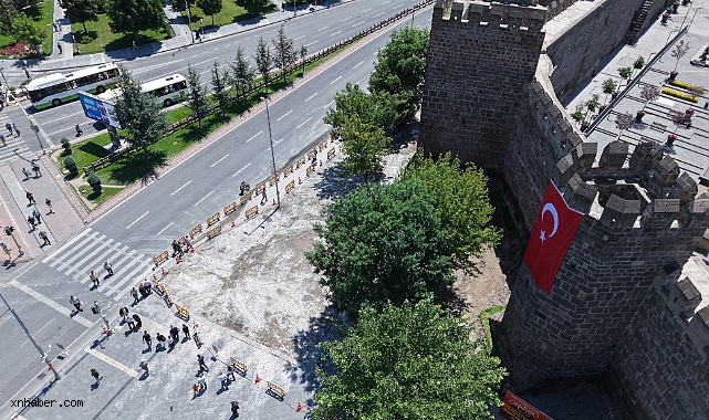 CUMHURİYET MEYDANI'NDA YENİLEME MESAİSİ: ÇALIŞMALAR ARALIKSIZ SÜRÜYOR