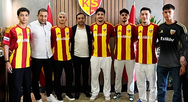 Kayserispor'dan Geleceğe Yatırım: 6 Genç Futbolcu Profesyonel Oldu