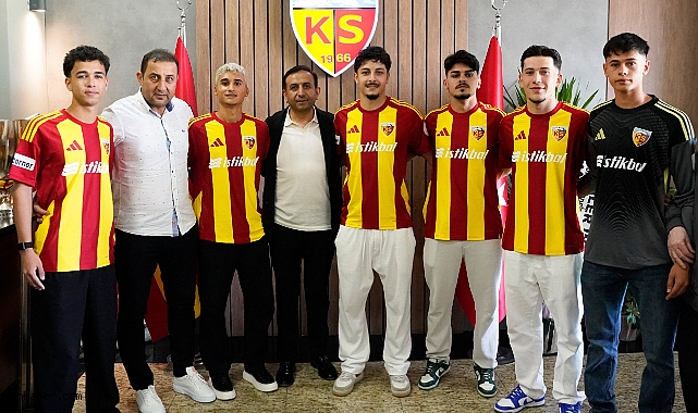 Kayserispor'dan Geleceğe Yatırım: 6 Genç Futbolcu Profesyonel Oldu