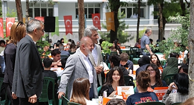 Koca Burger Sümer Fen Lisesi’nde! Başkan Çolakbayrakdar Gençlerle Buluştu