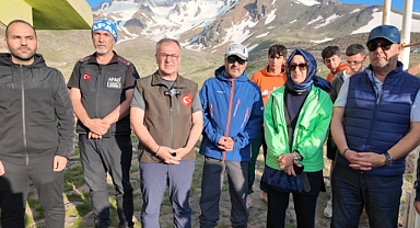 Erciyes'te zirve heyecanı: 35 dağcı zirveye ulaştı