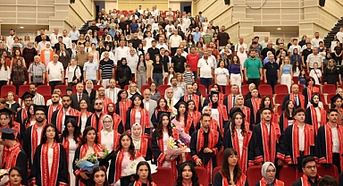 ERÜ Edebiyat Fakültesi 39. dönem mezunlarını uğurladı