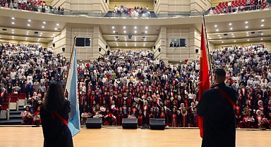 ERÜ Eğitim Fakültesi'nde Mezuniyet Coşkusu: 400 Yeni Öğretmen Meslek Hayatına Uğurlandı