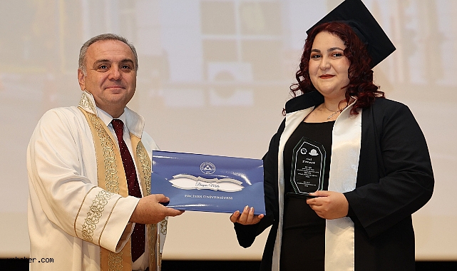 ERÜ Mimarlık Fakültesi'nde Mezuniyet Coşkusu: 134 Öğrenci Diploma Aldı