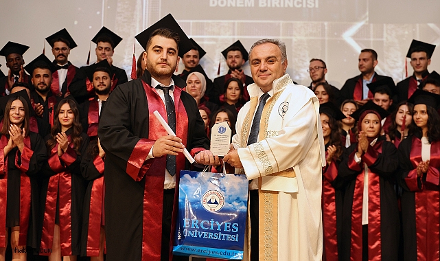 ERÜ Veteriner Fakültesi'nde Mezuniyet Coşkusu: 78 Yeni Veteriner Hekim Mesleğe Uğurlandı