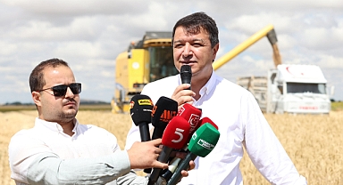 Mahmut Arıkan Konya'da çiftçilerle tahıl hasadına katıldı