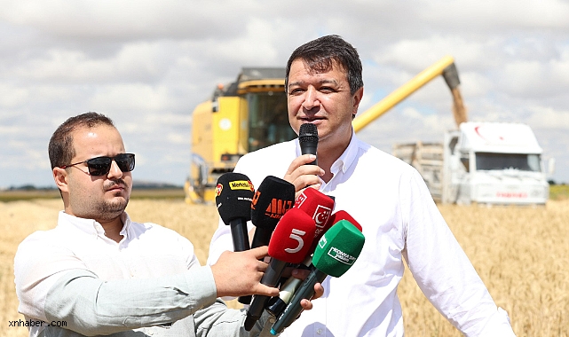 Mahmut Arıkan Konya'da çiftçilerle tahıl hasadına katıldı