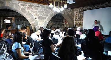Melikgazi Belediyesi'nden Gençlere Ücretsiz İngilizce Konuşma Atölyesi