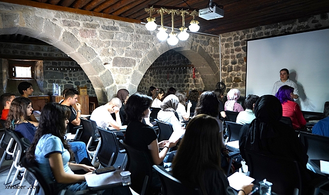 Melikgazi Belediyesi'nden Gençlere Ücretsiz İngilizce Konuşma Atölyesi