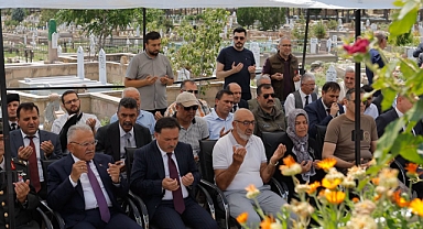 Vali Çiçek ve Başkan Büyükkılıç, 15 Temmuz Şehitlerini Kabirleri Başında Andı