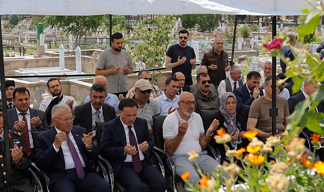 Vali Çiçek ve Başkan Büyükkılıç, 15 Temmuz Şehitlerini Kabirleri Başında Andı